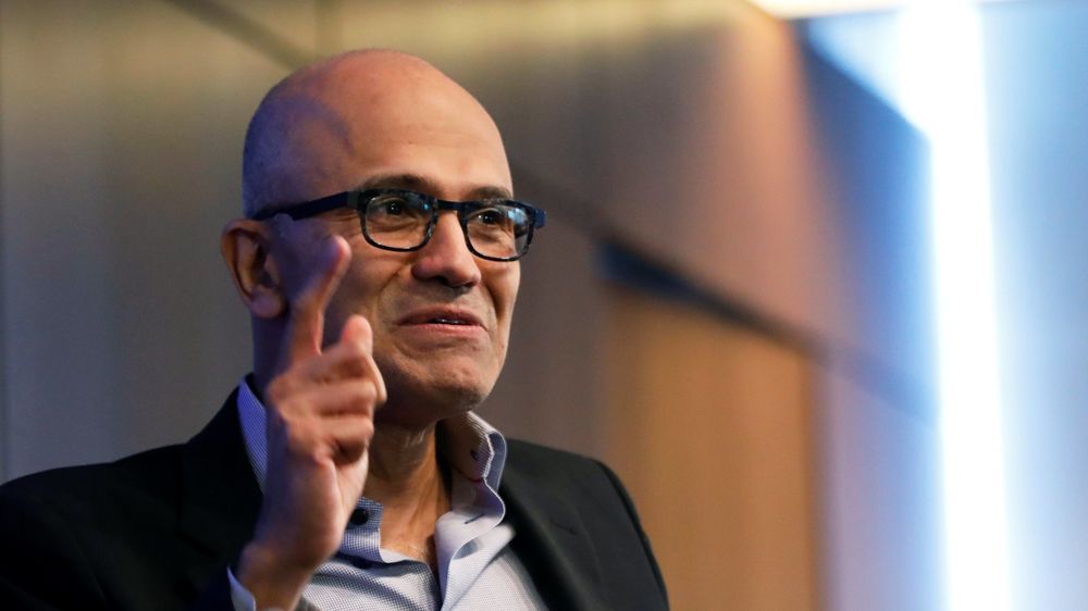 Microsofts øverste leder Satya Nadella har kuttet hardt de siste årene. Nærmere åtte tusen ansatte måtte gå da selskapet gikk på blodrøde tall etter Nokia-oppkjøpet i 2015