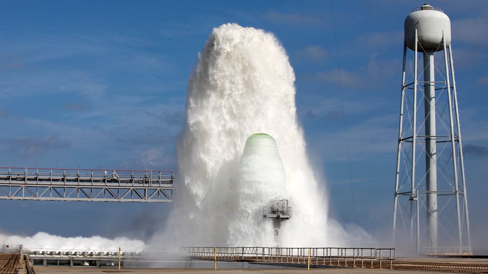 Nasas 1,7 millioner liters geysir i utbrudd...