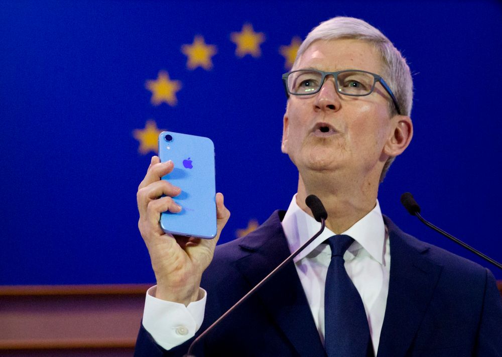 Apple-topp Tim Cook holdt onsdag et innlegg på en konferanse i EU-parlamentet i Brussel.