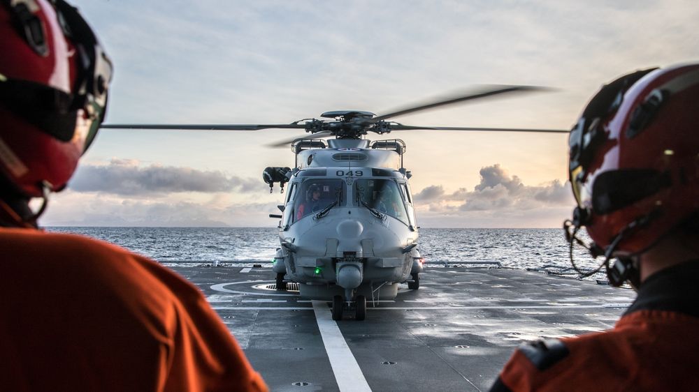 NH90 på dekket på fregatten KNM «Thor Heyerdahl» i forbindelse med en sambandstest i fjor.
