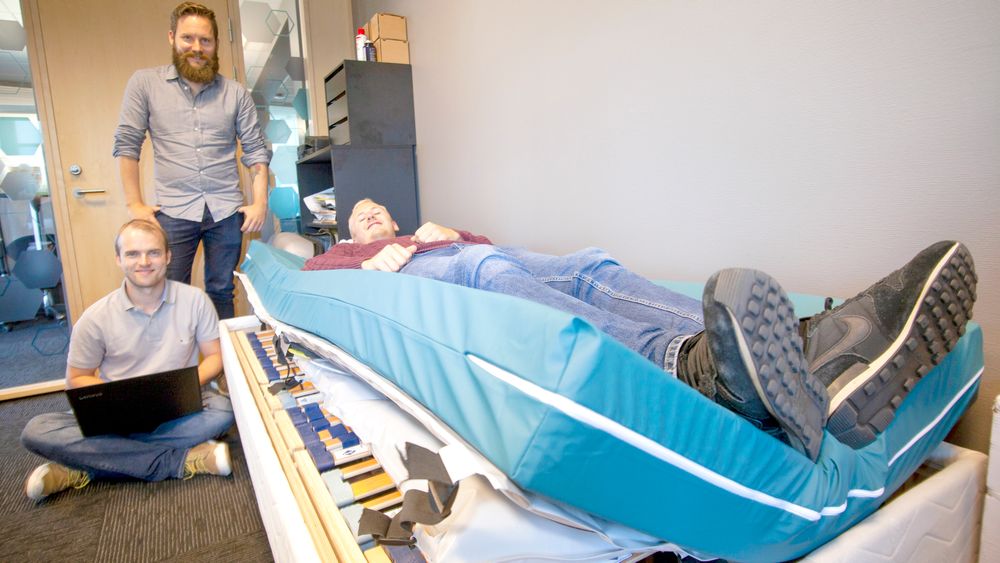 Andreas Smith (sittende) demonstrerer hvordan pasienten vil ligge på forsøkskanin Bjørn Lorentzen. Arvid Bjerre følger med at alt virker som det skal.