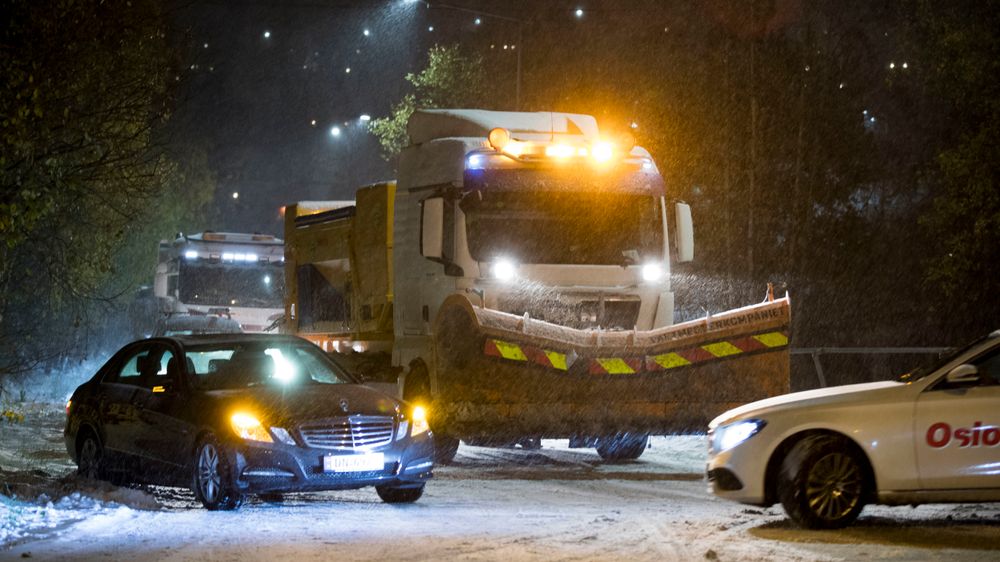 Snøvær har ført til vanskelige kjøreforhold på Østlandet. 