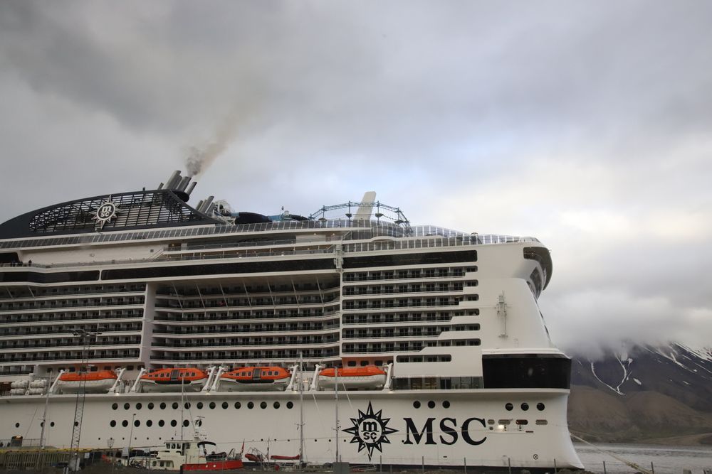 FNs sjøfartsorganisasjon har vedtatt at det er forbudt å ha diesel med for høyt svovelinnhold i tankene – selv om motorene bruker lovlig drivstoff fra andre tanker.  Fra 2023 kan det bli forbud mot tungolje i arktiske strøk. Her er MSC Meravaglia til kai i Longyearbyen. Skipet har fire Wärtsilä hovedmotorer på totalt 58 MW.