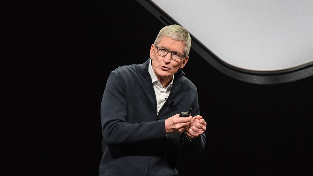 Hemmelighetskremmeri: Apples toppsjef Tim Cook under presentasjonen av nye Macbook pro, Mac mini og iPad pro denne uken. Selskapet varsler nå at de slutter å rapportere antall solgte enheter.