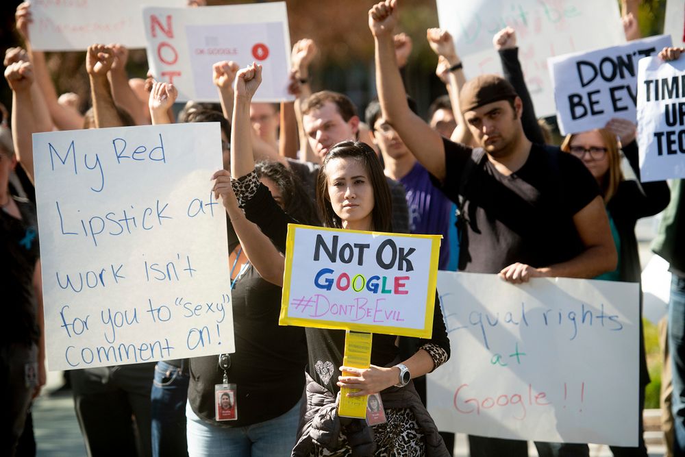 Mange Google-ansatte hadde paroler som spiller på selskapets tidligere slagord «don't be evil» (ikke vær ond). Her fra aksjonen uten for Googleplex i Mountain View.