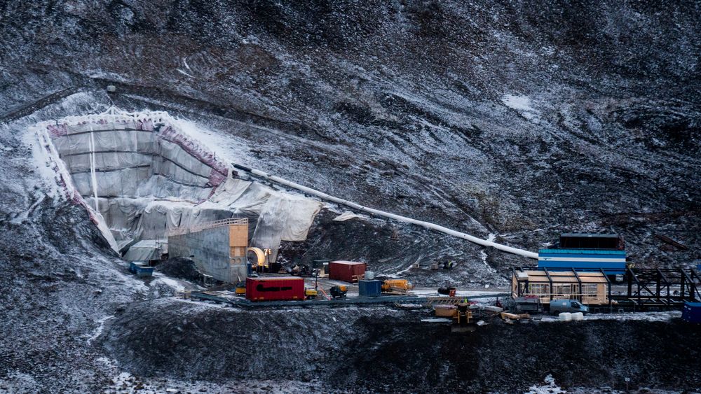 KLIMASIKRES: Slik er anleggsplassen ved Svalbard Globale Frøbank, eller Frøhvelvet i disse dager. Fyllingen rundt det ikoniske inngangspartiet erstattes av en helt ny tunnel med innlagte fryserør. Tekniske funksjoner flyttes til servicebygget, til høyre i bildet. 