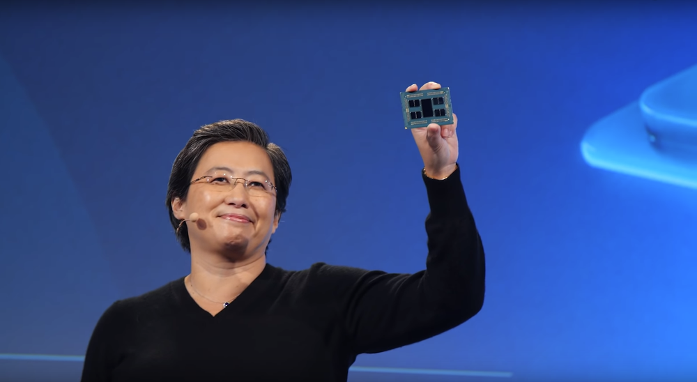 AMD-sjefen Lisa Su viser frem den nye AMD Epyc Rome-brikken.