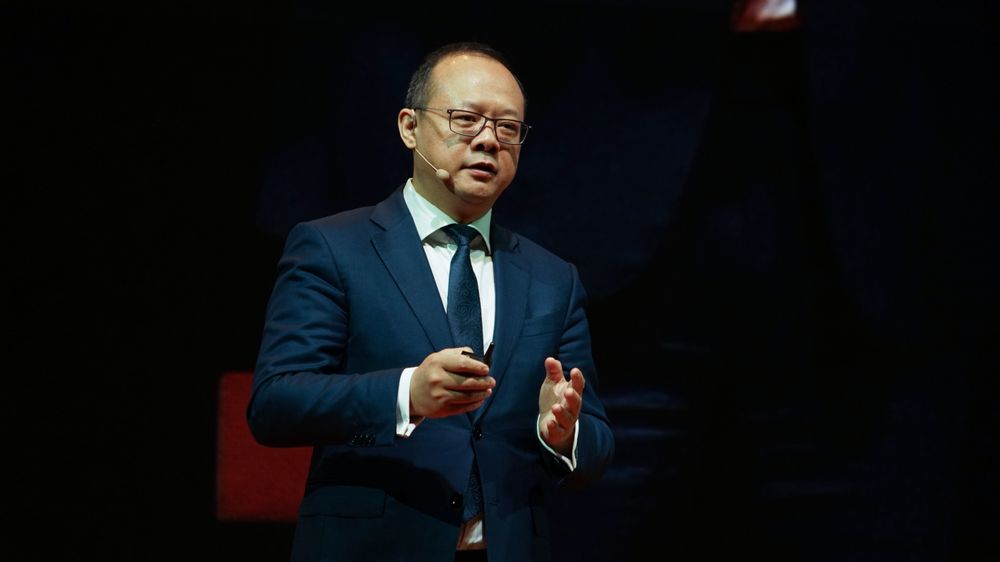 Leder for Huawei i Vest-Europa, Vincent Pang, forteller at selskapet lanserer sin 5G-mobil under Mobile World Congress i Barcelona i februar.