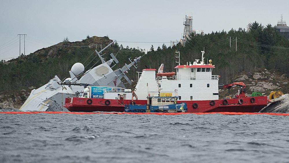 Den havarerte fregatten KNM Helge Ingstad ligger ved Stureterminalen.