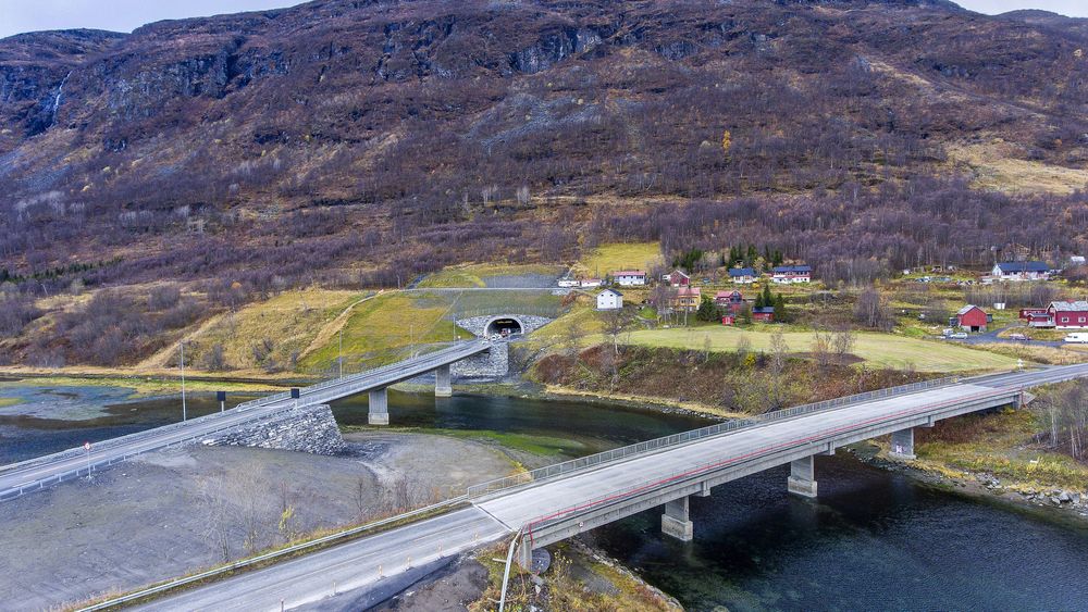 Ved det nordlige tunnelinnslaget inn mot Manndalen sentrum går trafikken over Manndalselva på ei 101 meter lang, vakkert steinsatt betongbru bredd i bredd med gammelbrua mot Samuelsberg.