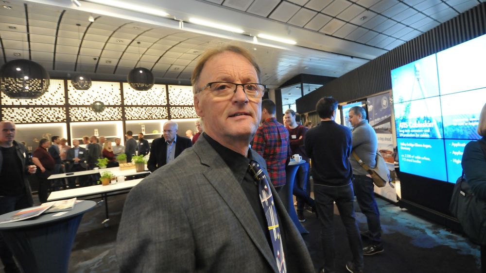 Statens vegvesens brudirektør, Børre Stensvold på Radisson Blu Scandinavia i Oslo. I tillegg til selve brukonferansen var det utstilling i foajen der i alt 20 ulike firmaer var representert. 