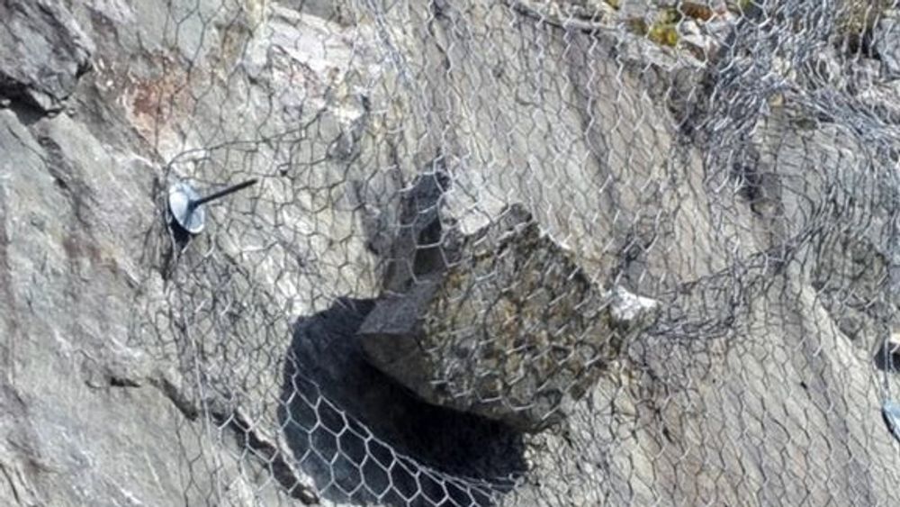 Også i Region vest er skredsikringen mangelfull. Bildet viser stein i et skrednett i Indre Ryfylke. 