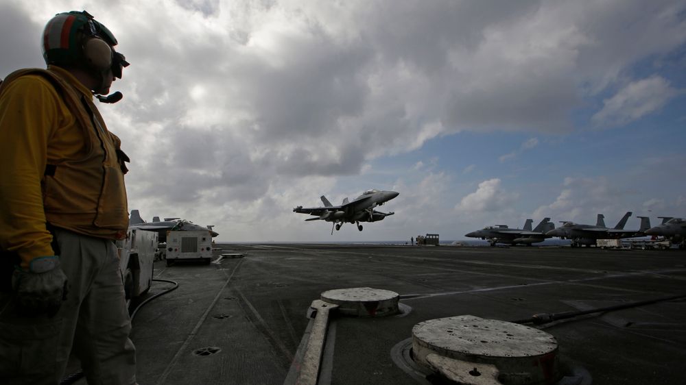 Et F/A-18 Super Hornet-kampfly lander på USS Ronald Reagan i Sør-Kinahavet tirsdag 20. november.