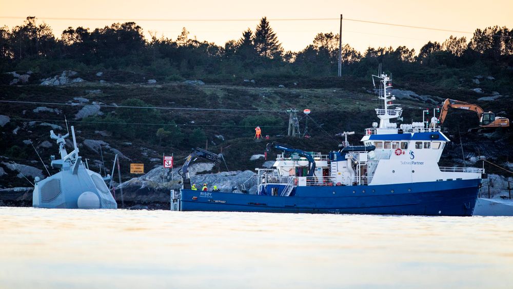 Dykkerbåten Risøy fra Subsea Partner ved vraket av KNM Helge Ingstad. Arbeidet med å tmme fregatten for drivstoff er nå i gang.