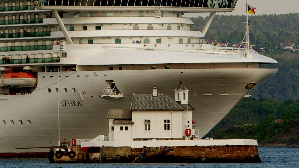 Cruiseskipet "Azura" passerer Dyna Fyr i Oslo mandag kveld.
Foto: Stian Lysberg Solum / NTB scanpix.
