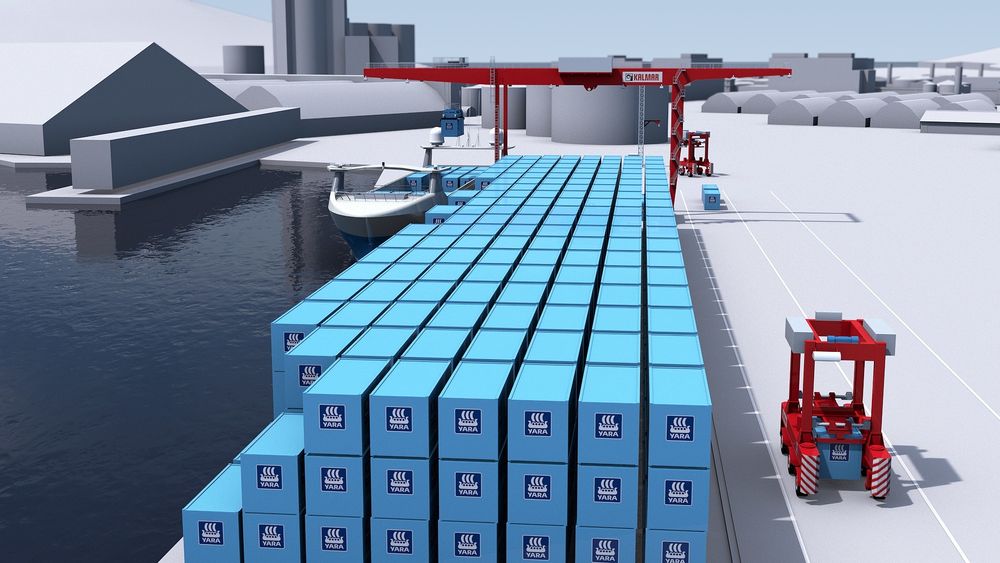 Portalkran  plasserer container  på kaia. Desember 2019 begynner tester med mennesker på plass til å overvåke og kan overta styringen.