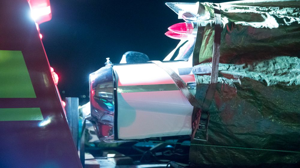 Bilen som kolliderte, på vei til undersøkelser ved veistasjonen på Notodden etter ulykken.