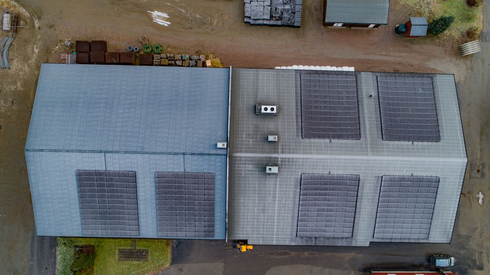Stort overskudd: I juni og juli leverte disse solcellepanelene en opp i en overproduksjon på hele 400 kW på grunn av lite behov for ekstra varme. I fremtiden håper en å kunne lagre denne energien.