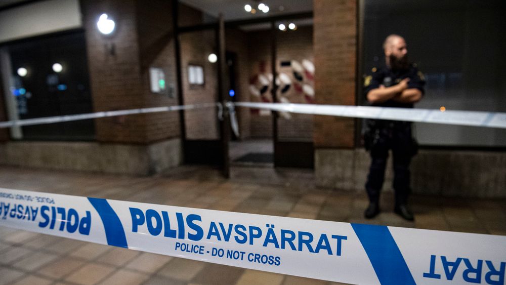 Svenske skoler har skjerpet sikkerheten etter flere tragiske hendelser de siste årene. Bildet viser politisperre ved en boligblokk i Malmø hvor det gikk av en sprengladning i trappeoppgangen natt til søndag 9. september.