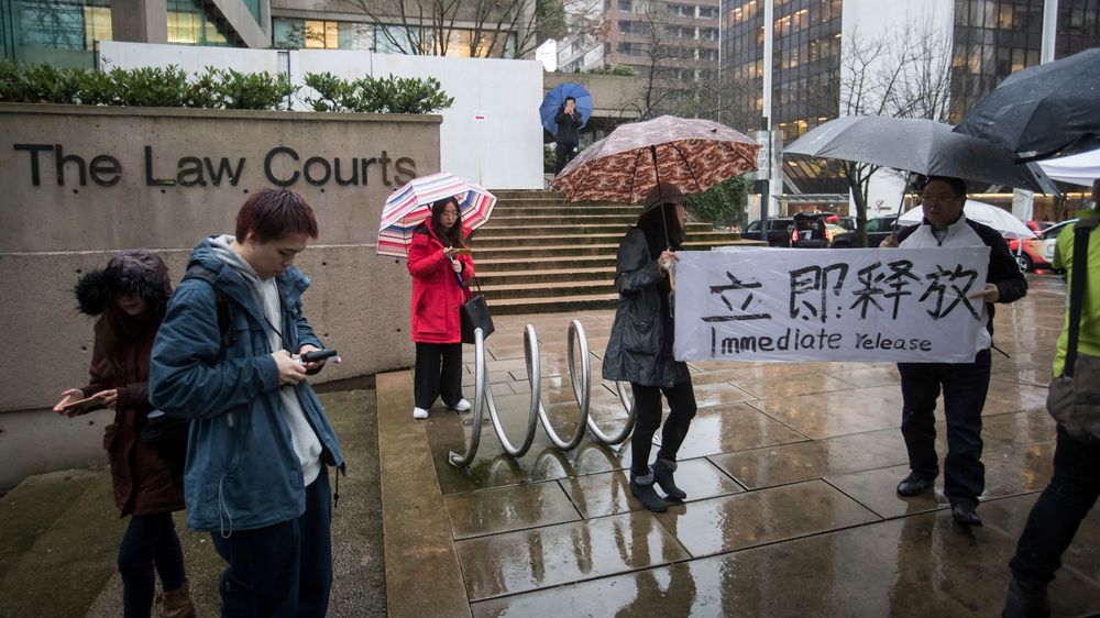 Støttespillere har demonstrert utenfor domstolen i Vancouver med krav om at hun løslates umiddelbart.