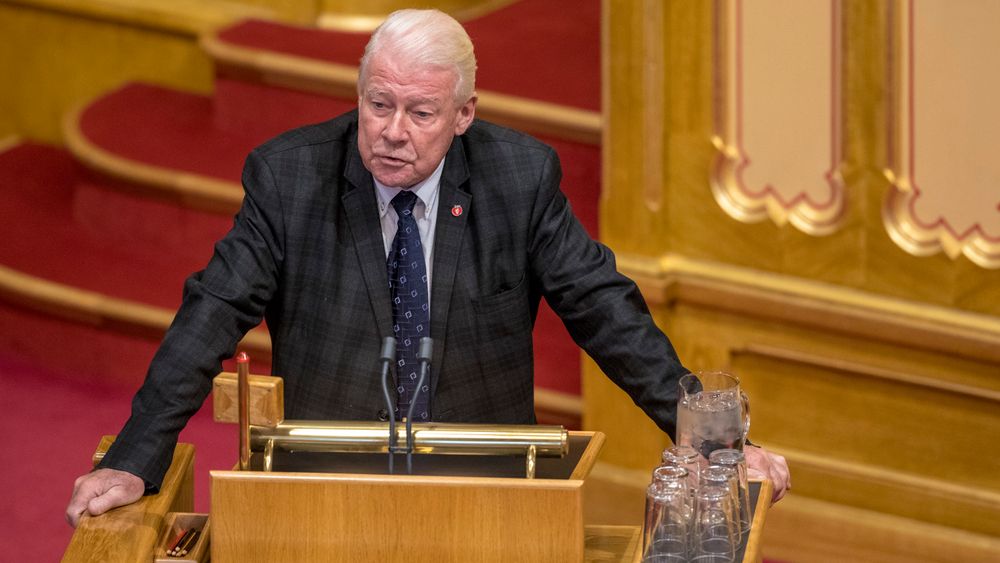 Fremskrittspartiets Carl I. Hagen vil at alle elbiler skal betale full pris i Oslos bomstasjoner.