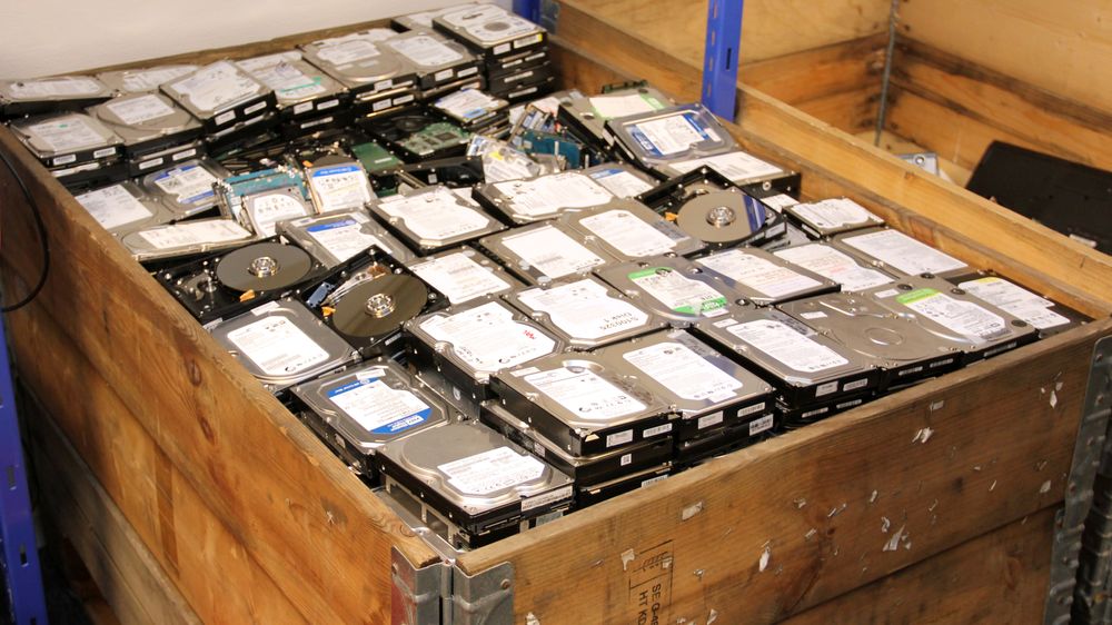 Mengder av gamle harddisker hvor innholdet har blitt fullstendig slettet. Snart skal de leveres til resirkulering.