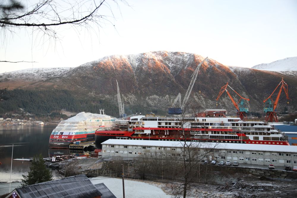 Kleven Verft med Hurtigrutens ekspedisjonsskip MS Roald Amundsen og – MS Fridtjof Nansen i arbeid  desember 2018. 