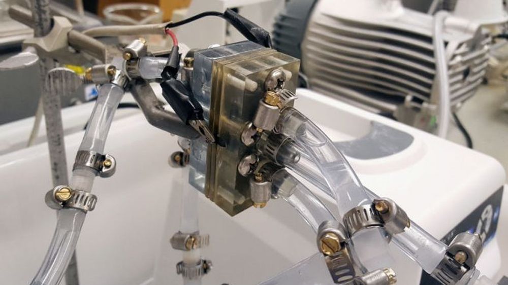 Et tynt lag olje mellom elektroden og elektrolytten sørger for at elektrolytten ikke kommer i kontakt med elektroden, og begynner å korrodere den. Bildet er fra testingen av teknologien i MIT-laben.