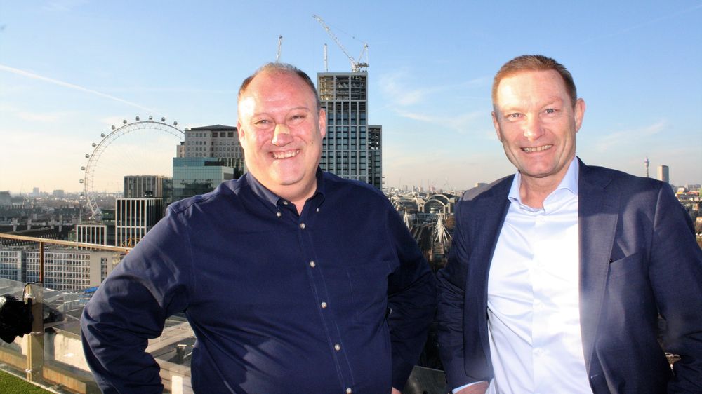 Jostein Svendsen og Per Elvebakk på toppen av kontorbygget ved Waterloo i London. – Selv om vi ikke har lansert, har vi begynt å få ganske mye fans, sier Svendsen.