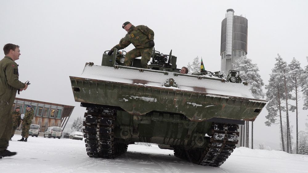 Sjef Hæren, generalmajor Odin Johannessen, får en testtur i Wisent 2 som han mottok fra Forsvarsmateriell 19. desember.