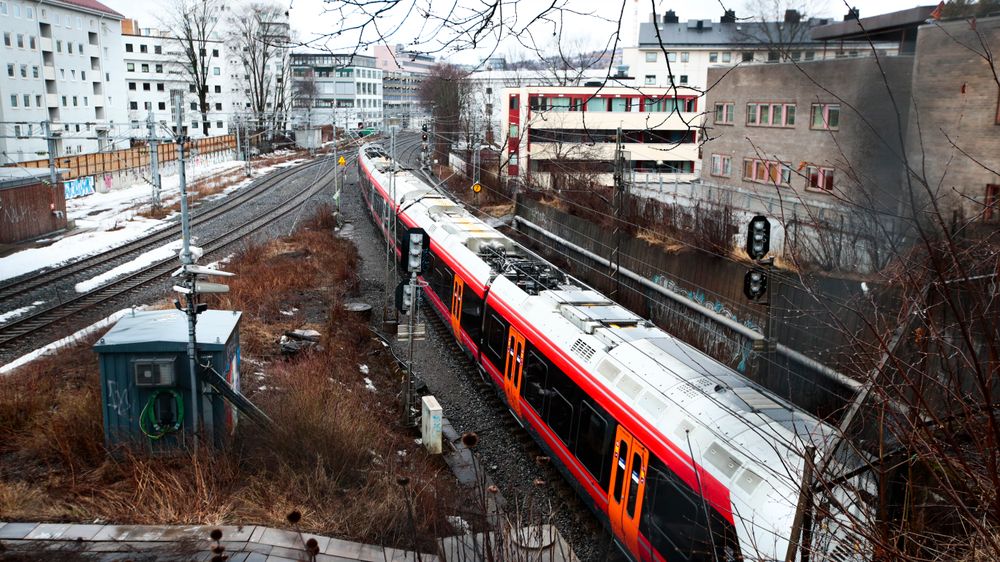 Et tog forlater Skøyen stasjon. Illustrasjonsbilde.