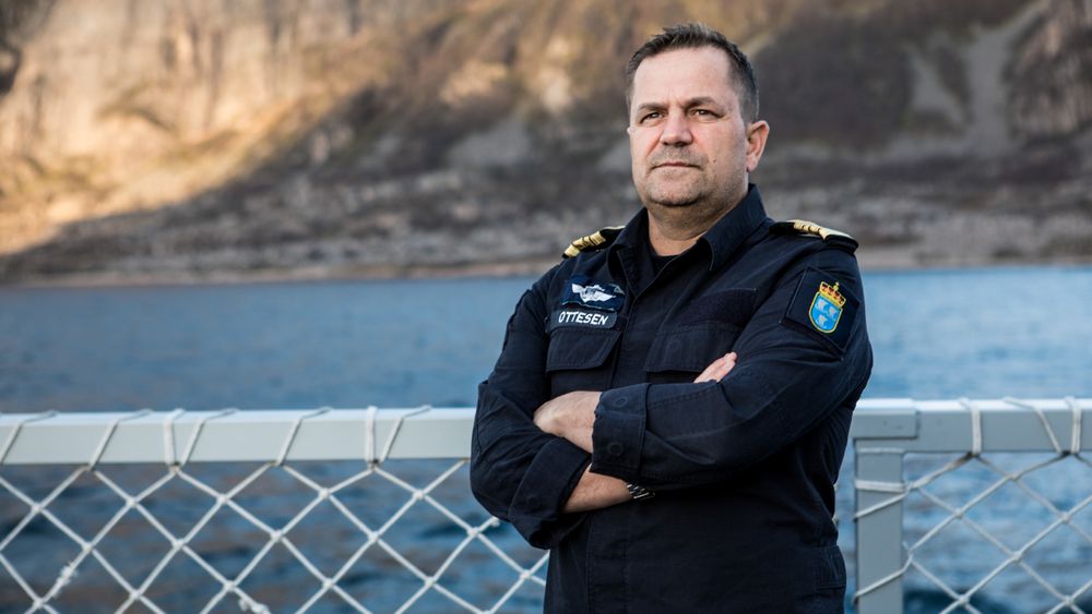 Skipssjef Preben Ottesen sier det var deilig å få beskjed om at alle om bord hadde klart seg, men at det var trist å se KNM Helge Ingstad ligge i fjæresteinene etter havariet i november.