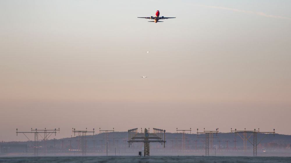 I mai ble innkommende flytrafikk ved Oslo Lufthavn Gardermoen stengt en kort stund fordi en drone ble observert i nærheten. I framtiden håper luftfartsmyndighetene å hindre slike problemer ved bruk av ny datateknologi.