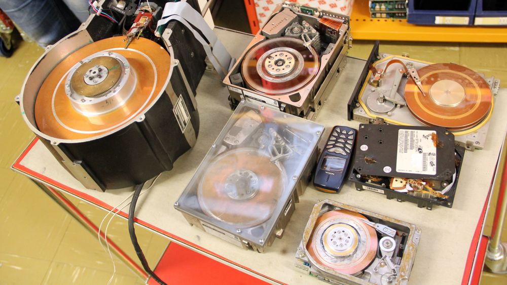 Eksempler på eldre harddisker fra Ibas' samling. Mobilen i midten er derimot knyttet til en kjent kriminalsak.