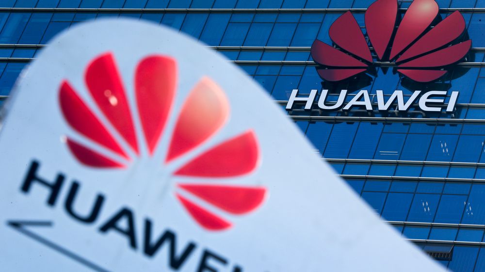 Den britiske forsvarsministeren er bekymret over at Huawei står bak 5G-nettet i Storbritannia. 