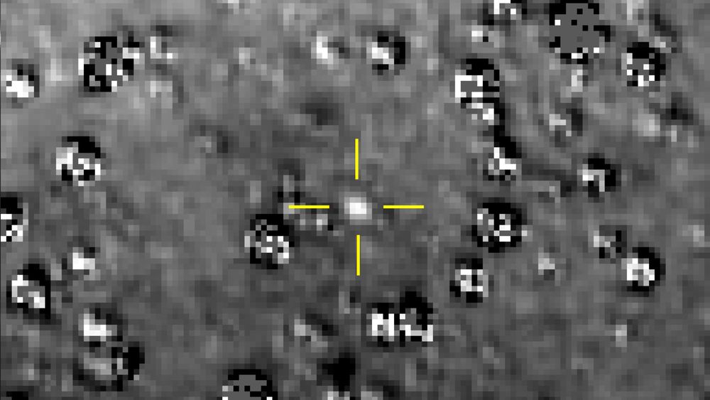 Et bilde fra NASA-sonden New Horizons viser Ultima Thule, markert i midten. Første nyttårsdag flyr New Horizons tett forbi det 30 kilometer store objektet i det såkalte Kuiperbeltet, et fjerntliggende område som strekker seg fra Neptuns bane og utover.
