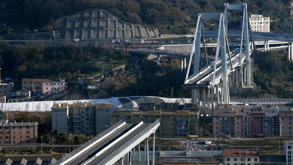 Restene av Morandi-broen står fremdeles i Genova. Dette bildet ble tatt 14. desember.