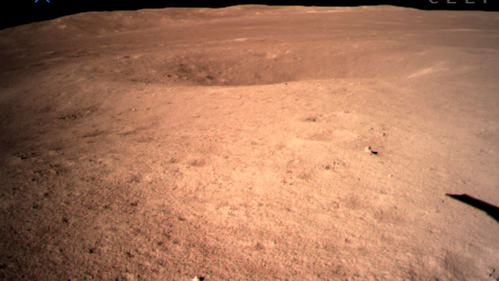 I bildet formidlet av China National Space Administration via Xinhua News Agency, ser vi det første bildet av månens bakside tatt av romsonden Chang’e-4.