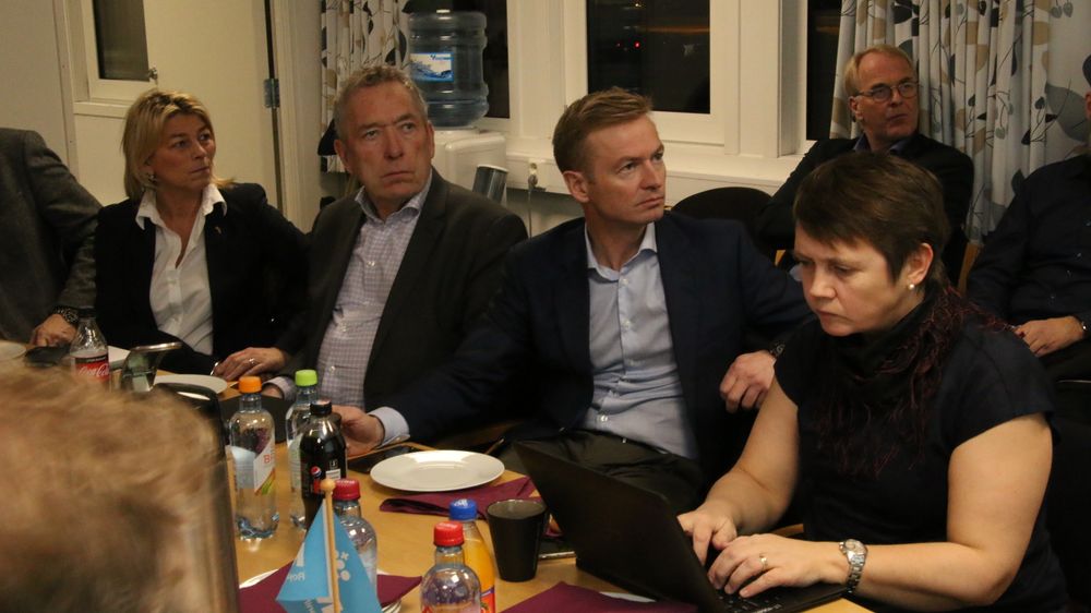 Da Stortingets Transport- og kommunikasjonskomité ankom Kristiansand Lufthavn Kjevik fikk de både en interessant orientering om flyplassen og utbyggingsplanene for området rundt, samt noe å bite i. Som nr. 3 f.v. en engasjert komitéleder Helge Orten (H) sammen med noen av de andre medlemmene i komiteen.