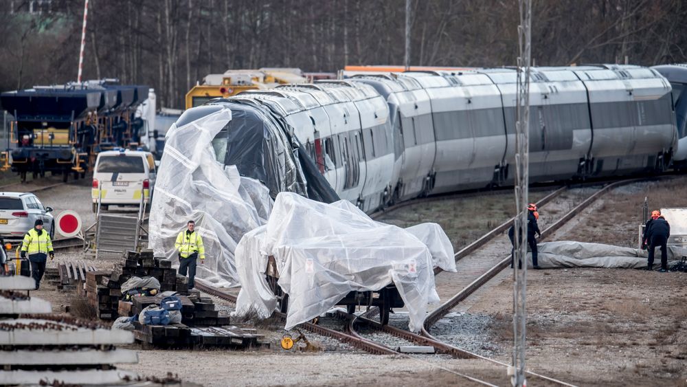 Lokføreren forteller at han tror trykket som oppstod da togene møttes, kan ha revet løs trailervognen som traff passasjertoget.