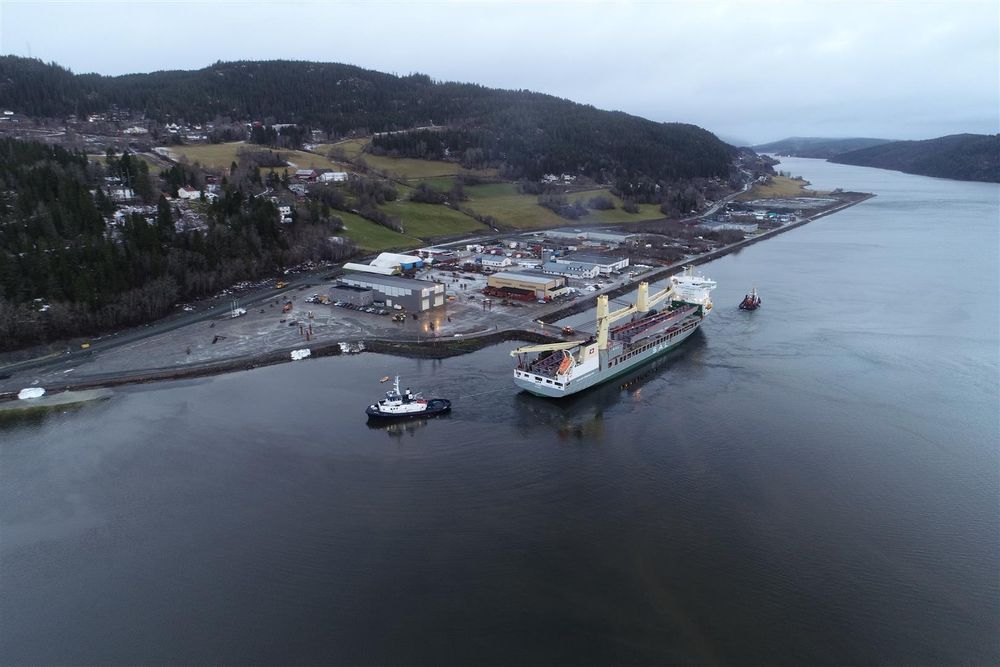 Lastebåten «Trina» ankom havneanlegget hos Fosdalen Industrier i forrige uke.  
