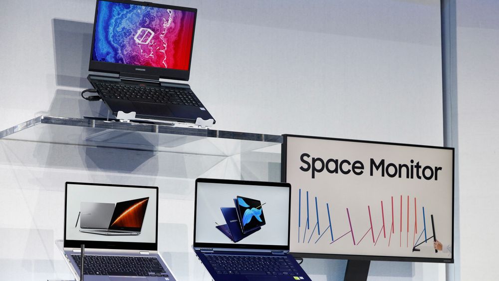 Nye datamaskiner og en skjerm under en Samsung-pressekonferanse i Las Vegas i USA mandag.