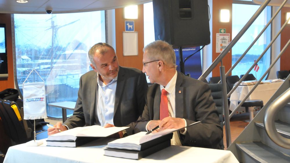 Styreleder i Norled Ingvald Løyning og veidirektør Terje Moe Gustavsen signerte kontrakten ombord på Nesodd-båten «MS Dronningen» - som for øvrig skal bygges om til elektrisk drift i løpet av året.