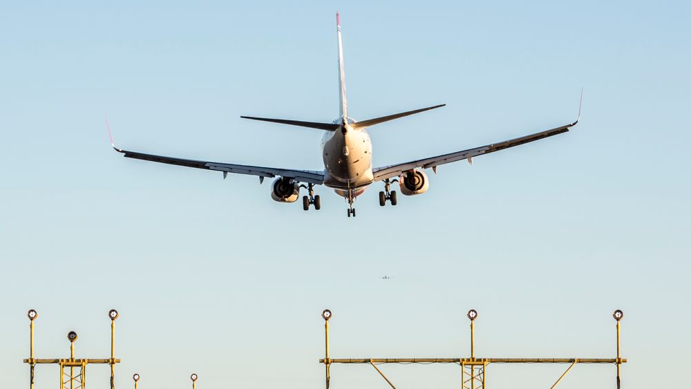 Antall flyginger fra norske flyplasser gikk ned i fjor. Tallet på passasjerer gikk opp.