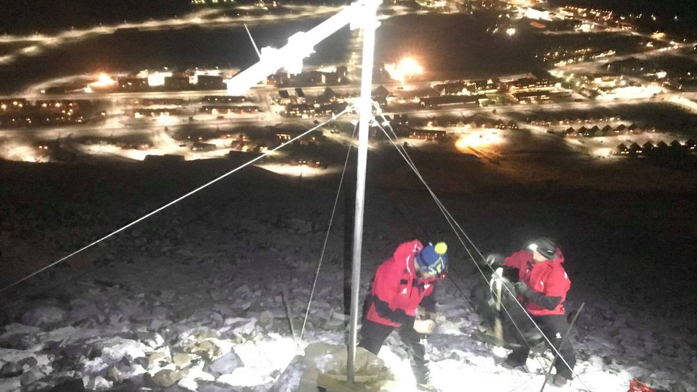 Her blir den nye snøskredmåleren satt opp på Sukkertoppen over Longyearbyen.