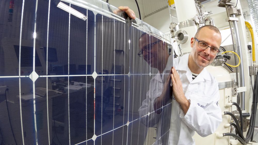 Sintef jobber med forskere fra 11 andre land for å utvikle ny solcelleteknologi. Her forsker Martin Bellmann i forbindelse med et annet solcelleprosjekt.