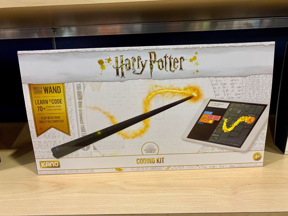 Harry Potters kodestav er et av mange nye leketøy som skal kodes. La barna lære hvordan stavens sensorer fungerer. Oppdag funksjonene i gyroskop, akselerometer og magnetometer. Se hvordan stavet snakker trådløst til nettbrettet eller telefonen. Få staven til å utføre magiske triks.