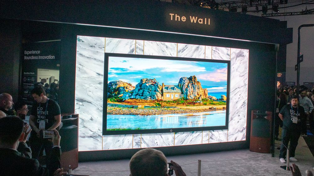 Samsung viste enn enda større utgave av The Wall. En 219 tommer svær TV bygge med såkalt micro LED-teknologi. Dette er det som skal erstatte både OLED og QLED om noen år. Men da må det blir mye billigere. Den første 75 tommeren kommer kanskje på markedet i år sier de.