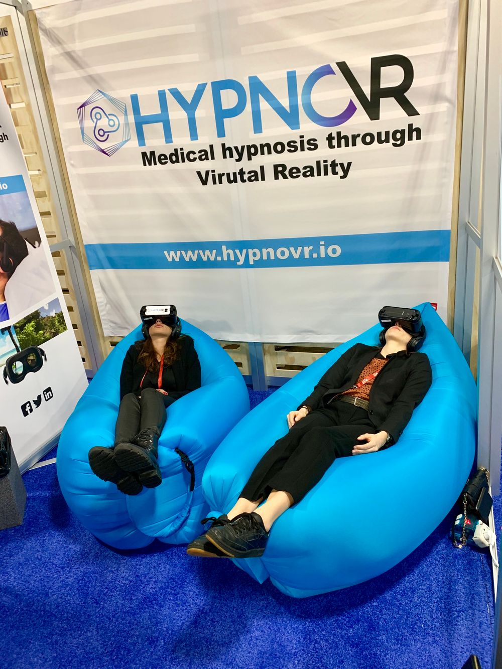 Selskapet Hypnovr tilbyr "medisinsk hypnose" ved hjelp av VR. Disse to lot seg i hvert fall ikke forstyrre.