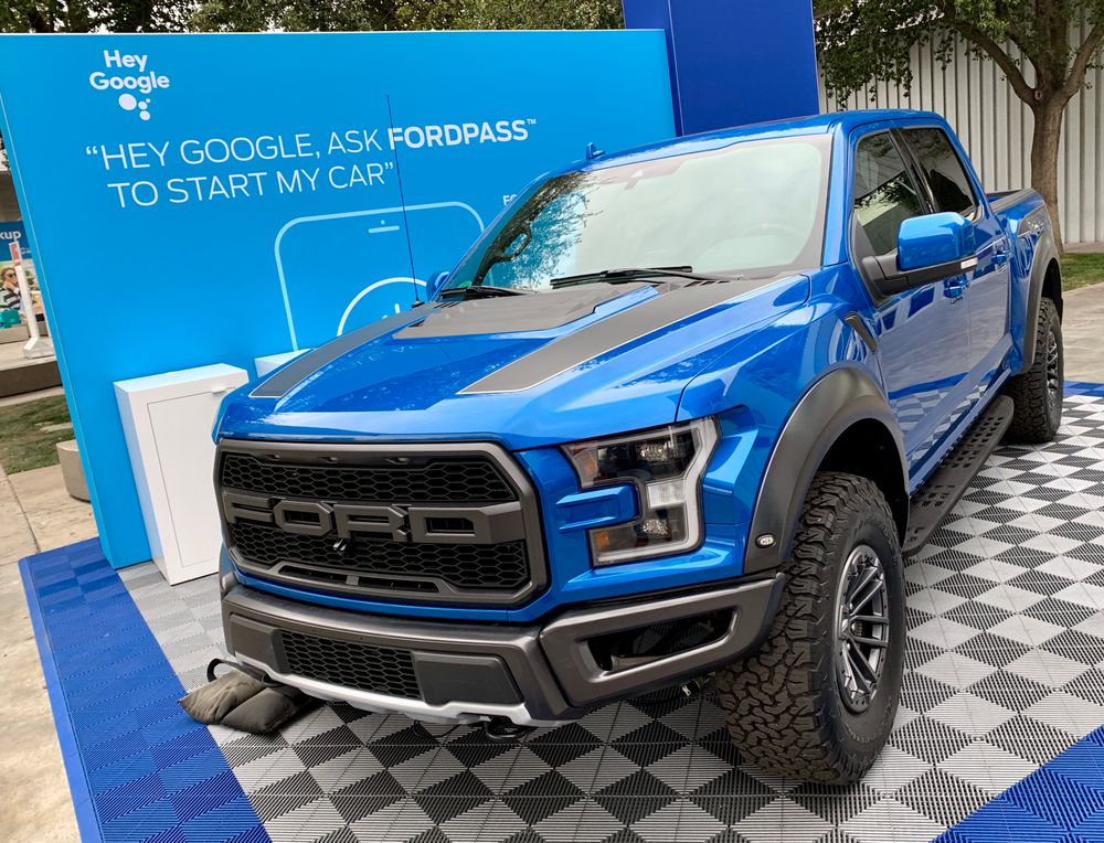 I pickupens hjemland er det Ford som ruler. Selv om de fortsatt tviholder på fossil drivkraft er de store på digitalisering og selvkjøring. Her er et eksempel på hvordan Google integreres - også i fossilbiler. 
